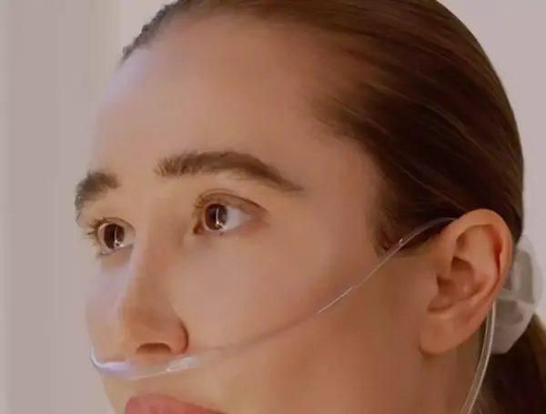 La mujer utiliza dispositivos avanzados, como la cámara hiperbárica de oxígeno
