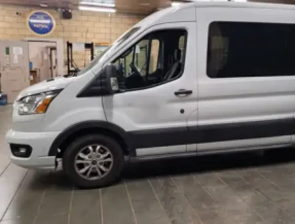 La camioneta de reparto clonada que transportaba a nueve personas