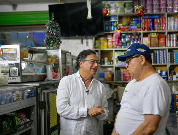 Presidente Gustavo Petro en una tienda de Pescaito, Santa Marta