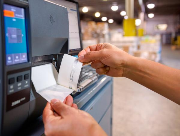 Las etiquetas RFID, que se pegan a los productos, son más especializadas que los códigos de barras.