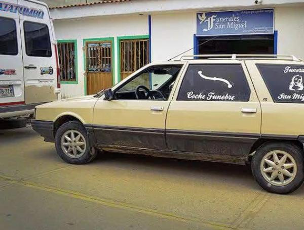 El vehículo de la funeraria.