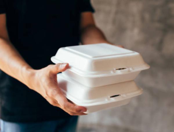 A causa del hambre, los niños tuvieron que comer sobras de comida.