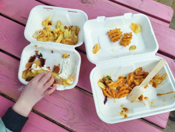 A causa del hambre, los niños tuvieron que comer sobras de comida.