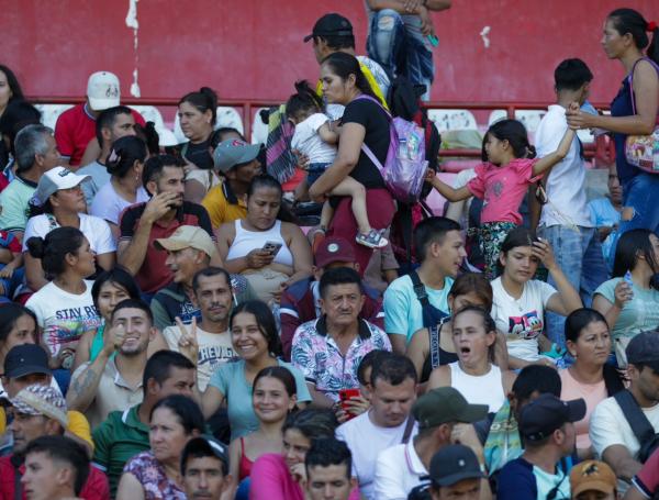 Continúa la atención de desplazados del Catatumbo en el Coliseo Santander de Cúcuta.