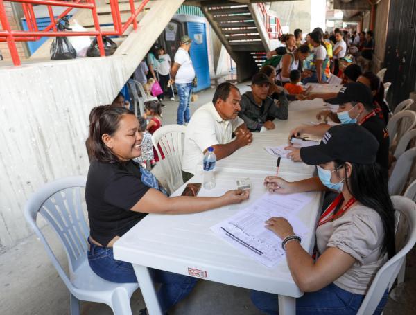 Mujeres y niños desplazados llegaron hasta el estadio General Santander, en Cúcuta