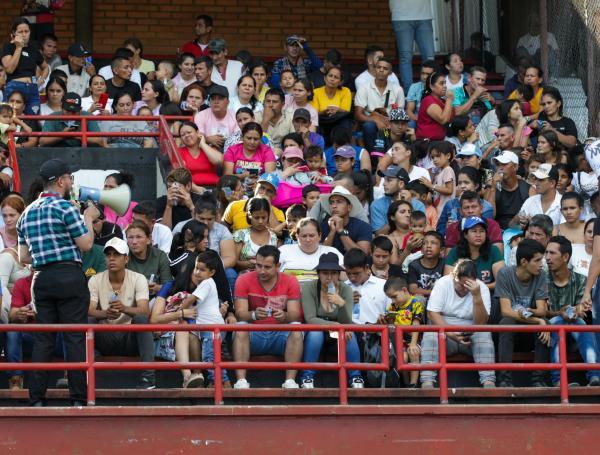 Desplazados de distintas zonas del Catatumbo llegan al estadio Santander de Cúcuta para ser atendidos por distintas entidades.