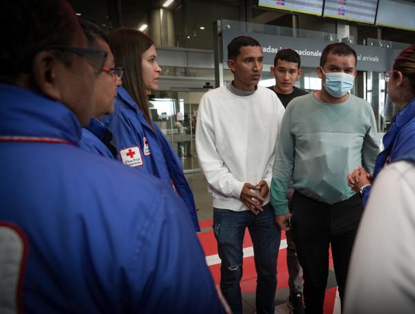 205 nacionales arribar al aeropuerto internacional El Dorado después de ser deportados por Los Estados Unidos