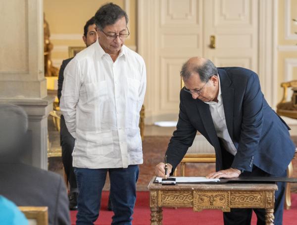 El presidente Petro posesionó a sus nuevos director del Dapre, ministro de Hacienda y canciller.