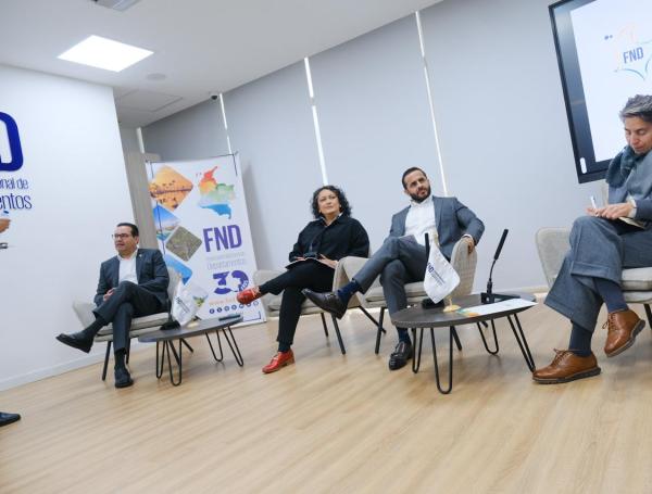 Didier Tavera (director de la FND, izquierda), la senadora Angélica Lozano, Erasmo Zuleta (gobernador de Córdoba) y la académica Paca Zuleta, en un foro sobre el estudio