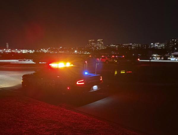 Integrantes del departamento de Policía de Washington DC trabajan en la zona de un accidente aéreo.