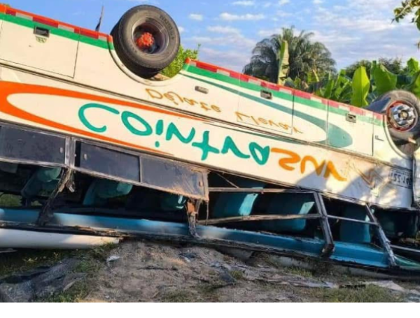 Bus volcado en Tolima