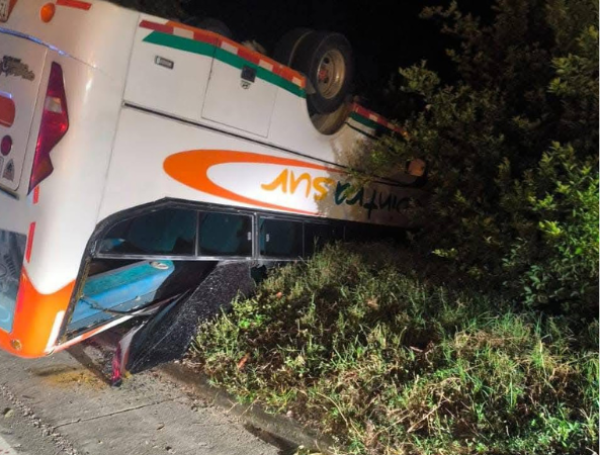 Bus volcado en Tolima