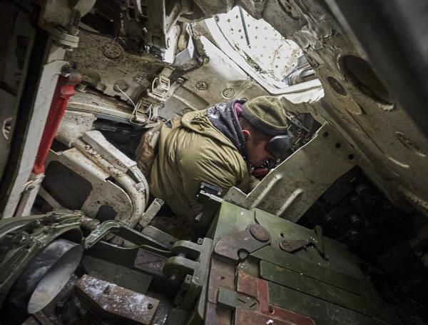 Un militar de la 3.ª Brigada de Tanques Separada de las Fuerzas Terrestres de Ucrania revisa un tanque en su posición a lo largo de una de las líneas del frente en la región de Kharkiv, al este de Ucrania, el 6 de febrero de 2025, en medio de la invasión rusa en curso.