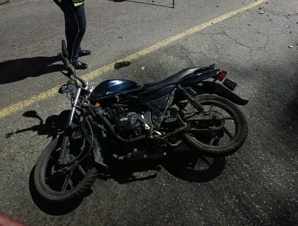 Una de las dos motos involucradas en el accidente en Cali.