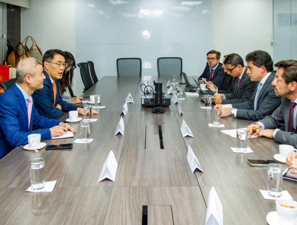 Reunión embajador chino Zhu Jingyang con Mincomercio Luis Carlos Reyes