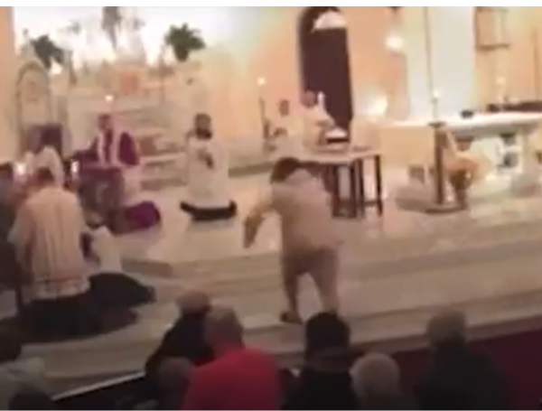 Sacerdote fue golpeado en vivo.