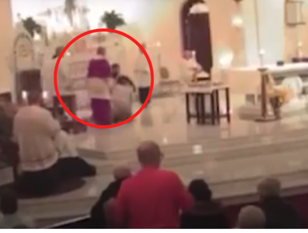 Sacerdote fue golpeado en vivo.