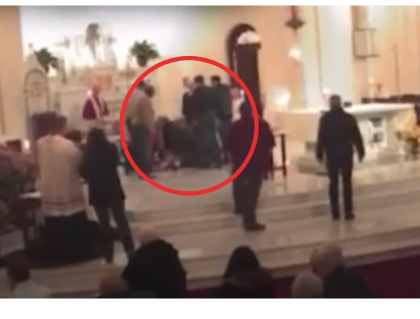 Sacerdote fue golpeado en vivo.