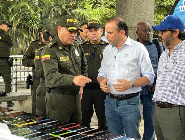 El alcalde Alejandro Eder; el secretario de Seguridad del distrito, Jairo García, y el comandante de la Policía de Cali, general Carlos Oviedo, presentaron el balance.