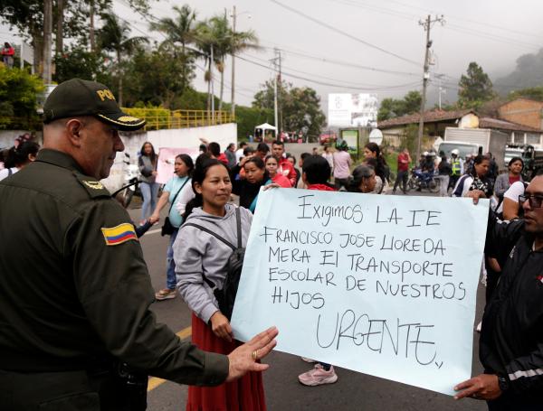 Protestas en la vía al mar por el transporte de servicio escolar.