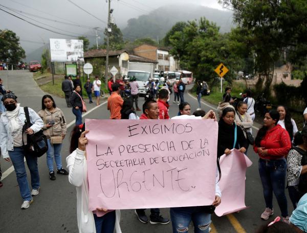 Protestas en la vía al mar por el transporte de servicio escolar.