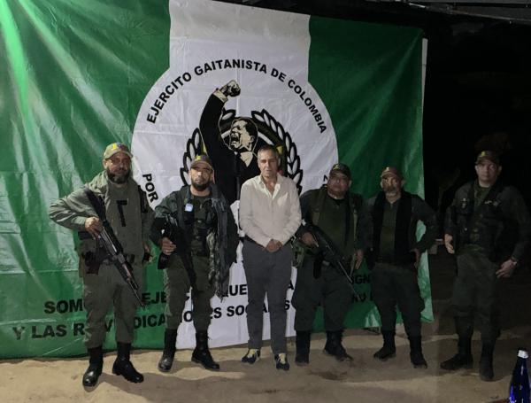 Álvaro Jiménez Millan junto con cabecillas del 'clan del Golfo'.