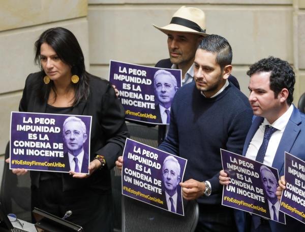 Carteles en las curules del Centro Democrático.