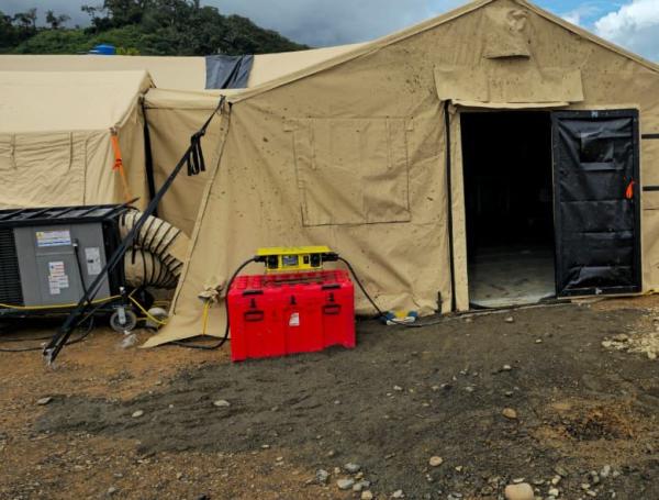 Así quedó el hospital tras el impacto de explosivos lanzados desde drones.