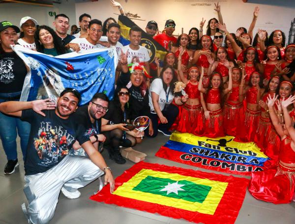 FANATICOS DE SHAKIRA EN AEROPUERTO ERNESTO CORTISSOZ