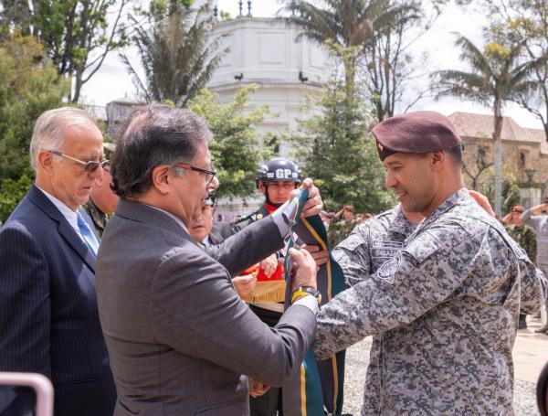 Presidente Petro en condecoración al general Pedro Sánchez por rescate de los niños de la selva.