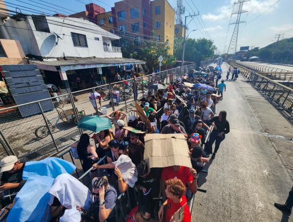 FANÁTICOS DE BARRANQUILLA ESPERANDO POR EL CONCIERTO