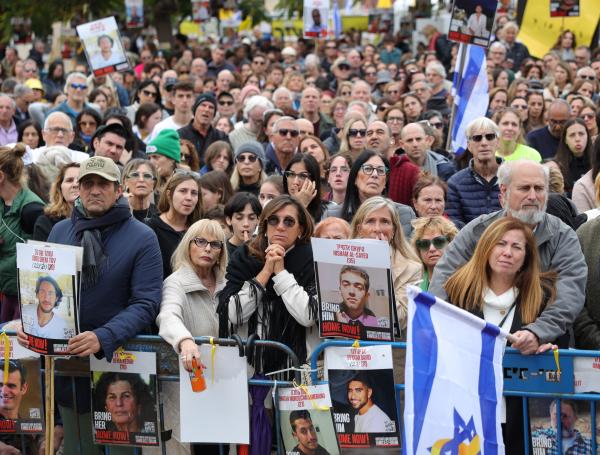 La gente observa la liberación de los rehenes israelíes Avera Mengistu y Tal Shoham en una pantalla gigante en Isarael