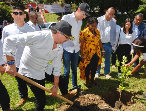 Este es el momento en el que siembran el árbol antes de subirse a la tarima.