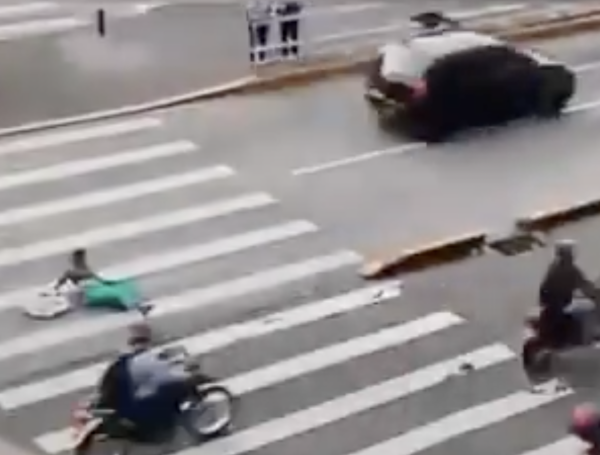 Policía terminó colgado de carro de ladrones que huían luego de robar patineta eléctrica en medellín