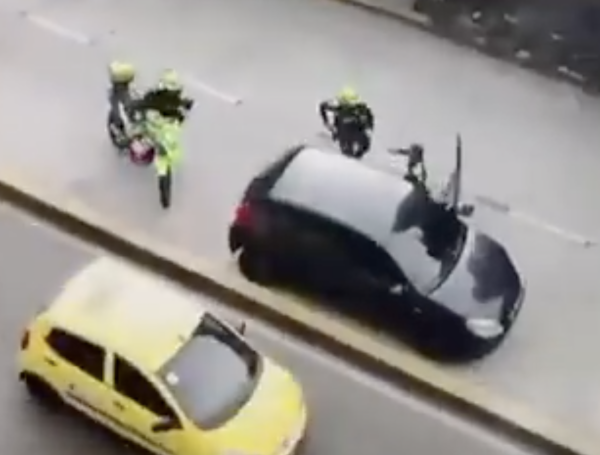 Policía terminó colgado de carro de ladrones que huían luego de robar patineta eléctrica en medellín