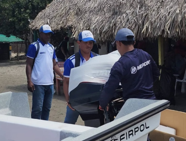 Entrega de embarcaciones y kits de pesca a pescadores artesanales