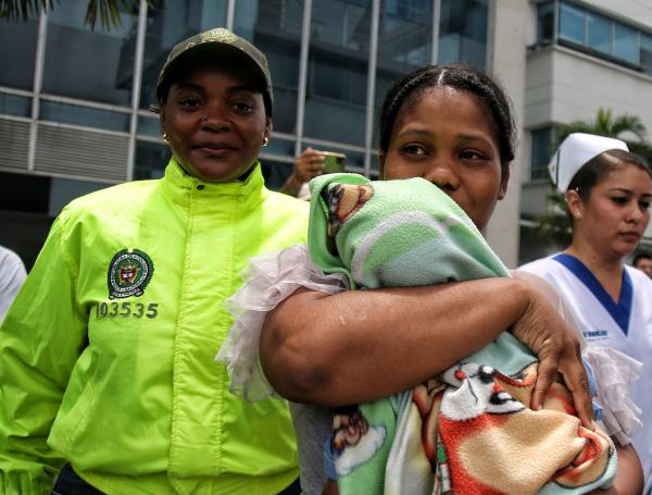 El reencuentro entre madre y su bebé, en Cali.