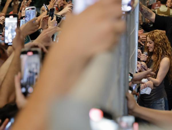 Shakira regala una canción a sus fans en la puerta del hotel antes de abandonar Chile
