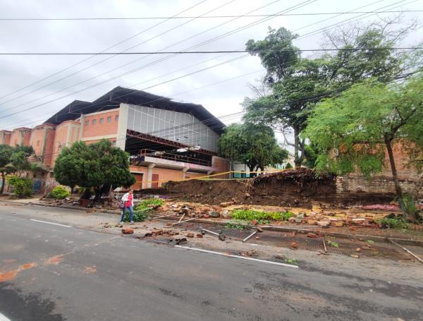 No hubo heridos en caída muro