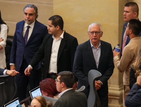 En la discusión estuvieron el ministro del Interior, Armando Benedetti, y el ministro de Salud, Guillermo Alfonso Jaramillo.