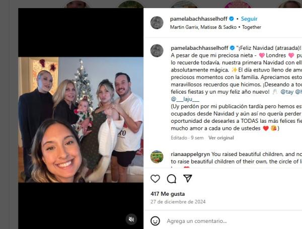 Pamela Bach junto a su familia en diciembre de 2024.