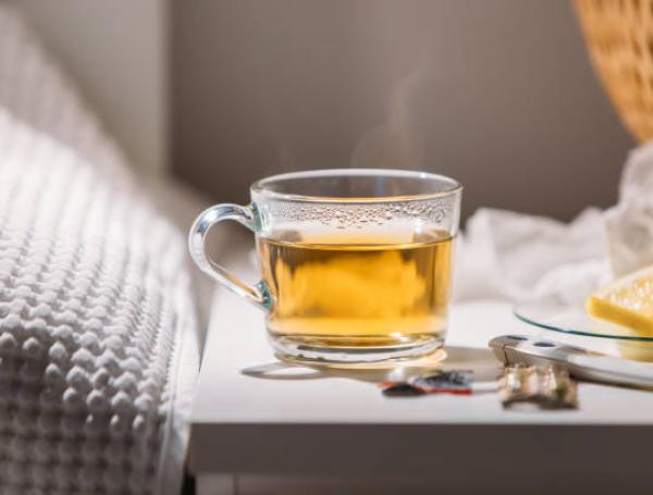 Prepararse un té caliente puede ayudar con los efectos del resfriado.