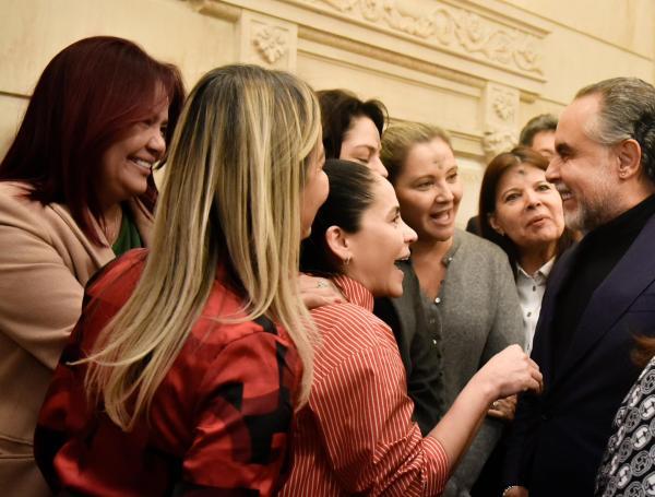 Armando Benedetti con las mujeres liberales de Cámara