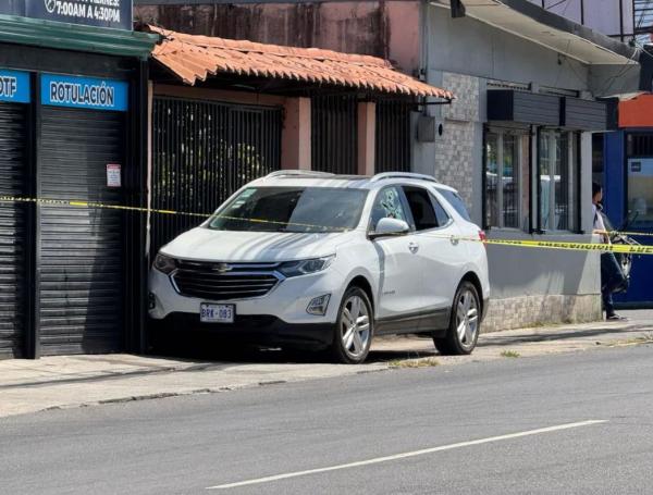 El carro se detuvo al chocar con el portón de una casa.