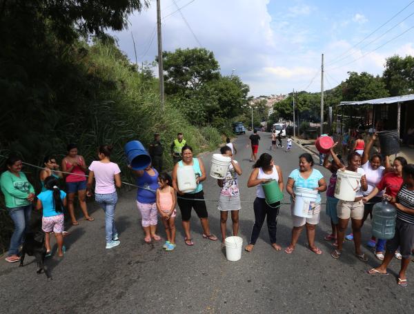 Poblaciones del litoral han acudido a protestas en las vías, reclamando agua.