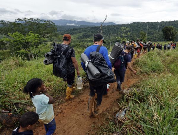 Ciudadanos venezolanos caminan por una montaña de la selva del Darién, entre Panamá y Colombia, regresando de EE. UU.