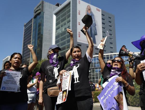 Mujeres marchando en México por el 8M.