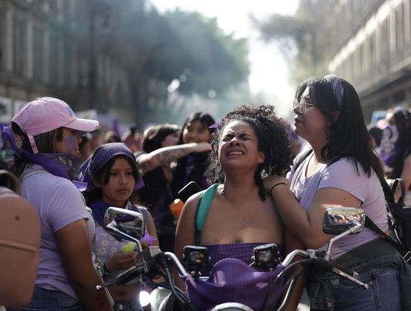 Mujeres marchando en México por el 8M.