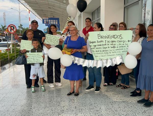 Familiares esperando a policías en el aeropuerto Palonegro.