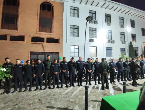 Policías secuestrados llegaron a Bucaramanga, fueron recibidos con calle de honor